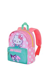Mochila de tela rosa con lunares, que presenta un estampado de Hello Kitty. Incluye un bolsillo verde con personajes de dibujos animados y correas de colores brillantes.