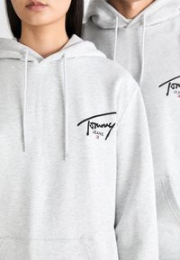 Tommy Jeans ENTRY GRAPHIC HOODIE UNISEX - Sportska majica - silver grey