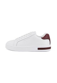 Sneaker bassa bianca con lacci, con un inserto maroon sul tallone e il marchio "Armani Exchange" sul lato e sulla striscia della suola.