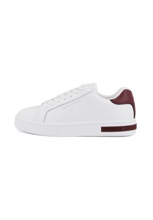 Sneaker bassa bianca con lacci, con un inserto maroon sul tallone e il marchio "Armani Exchange" sul lato e sulla striscia della suola.