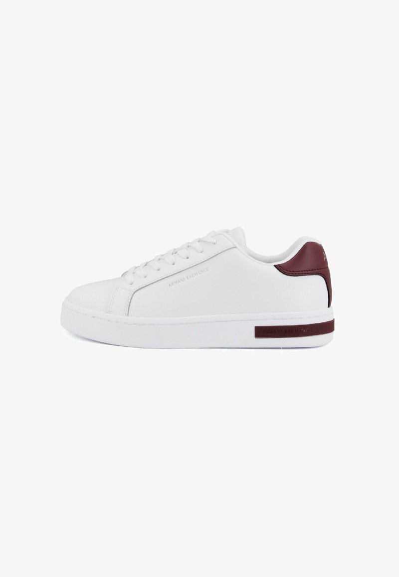Sneaker bassa bianca con lacci, con un inserto maroon sul tallone e il marchio "Armani Exchange" sul lato e sulla striscia della suola.