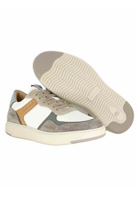 Sneaker multicolore con una combinazione di pelle bianca, camoscio grigio e dettagli color cuoio. Punta arrotondata e suola in gomma texturizzata con scanalature verticali.