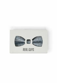 Marineblauwe vlinderdas van een textuurstof met kleine patronen, tentoongesteld in een witte doos met "REAL GUYS" in vetgedrukte zwarte letters.