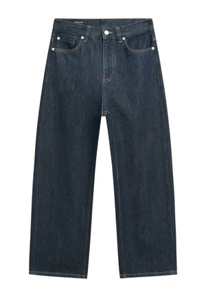 Jeans in denim blu scuro a gamba dritta con cinque tasche, chiusura a bottoni e cuciture visibili.