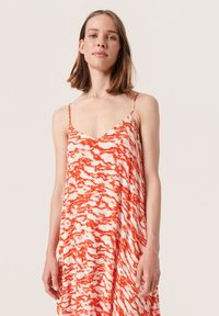 Midi-Kleid aus leichtem Stoff mit einem orange-weißen Wellenmuster, dünnen verstellbaren Trägern und einem V-Ausschnitt.