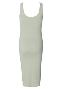 Robe midi sans manches, à côtes, de couleur vert clair, avec décolleté en scoop et silhouette ajustée, présentée sur fond blanc.