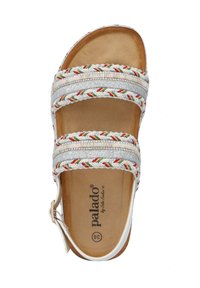 Białe sandały z trzema dekoracyjnymi paskami z srebnymi, plecionymi akcentami oraz wielokolorowym przeszyciem. Teksturowana korkowa wkładka. Detal z klamrą.