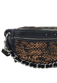 Sac en cuir tissé présentant un motif noir et or, une fermeture éclair argentée et une bandoulière en chaîne argentée tressée pour un port sécurisé.