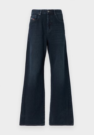 Jean large en denim foncé avec une taille mi-haute, des poches avant, des détails subtils de décoloration et un ourlet net. Doté d'une fermeture à bouton métallique.