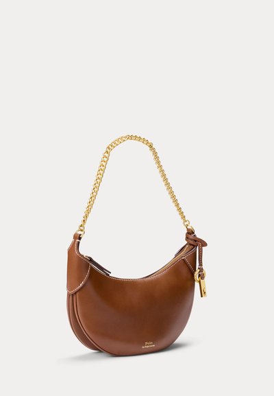 Barna bőr félhold alakú kézitáska arany láncpánttal és cipzárral, kis arany Polo by Ralph Lauren logóval.