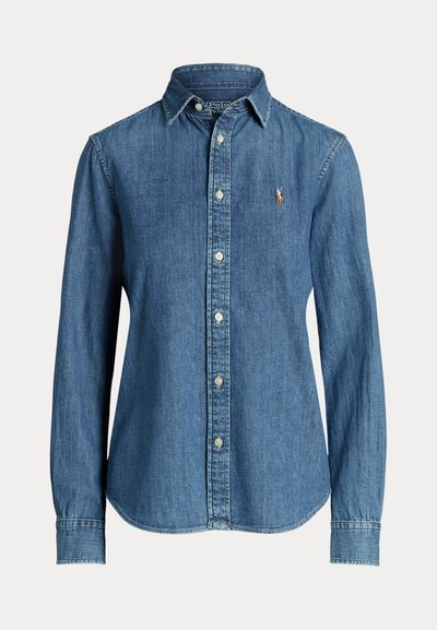 Blauw denim overhemd met lange mouwen, knopen, kraag en klein geborduurd logo op de linkerborst.