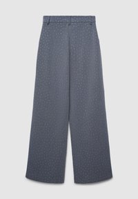 Pantaloni a gamba larga realizzati in tessuto grigio scuro con piccoli pois bianchi. Presentano una vita aderente e passanti per la cintura. Texture liscia.