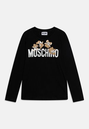 Maglietta nera a maniche lunghe con orsetti cartone animato e scritta "MOSCHINO" in caratteri bianchi in grassetto sulla parte anteriore. Tessuto morbido e scollo rotondo.