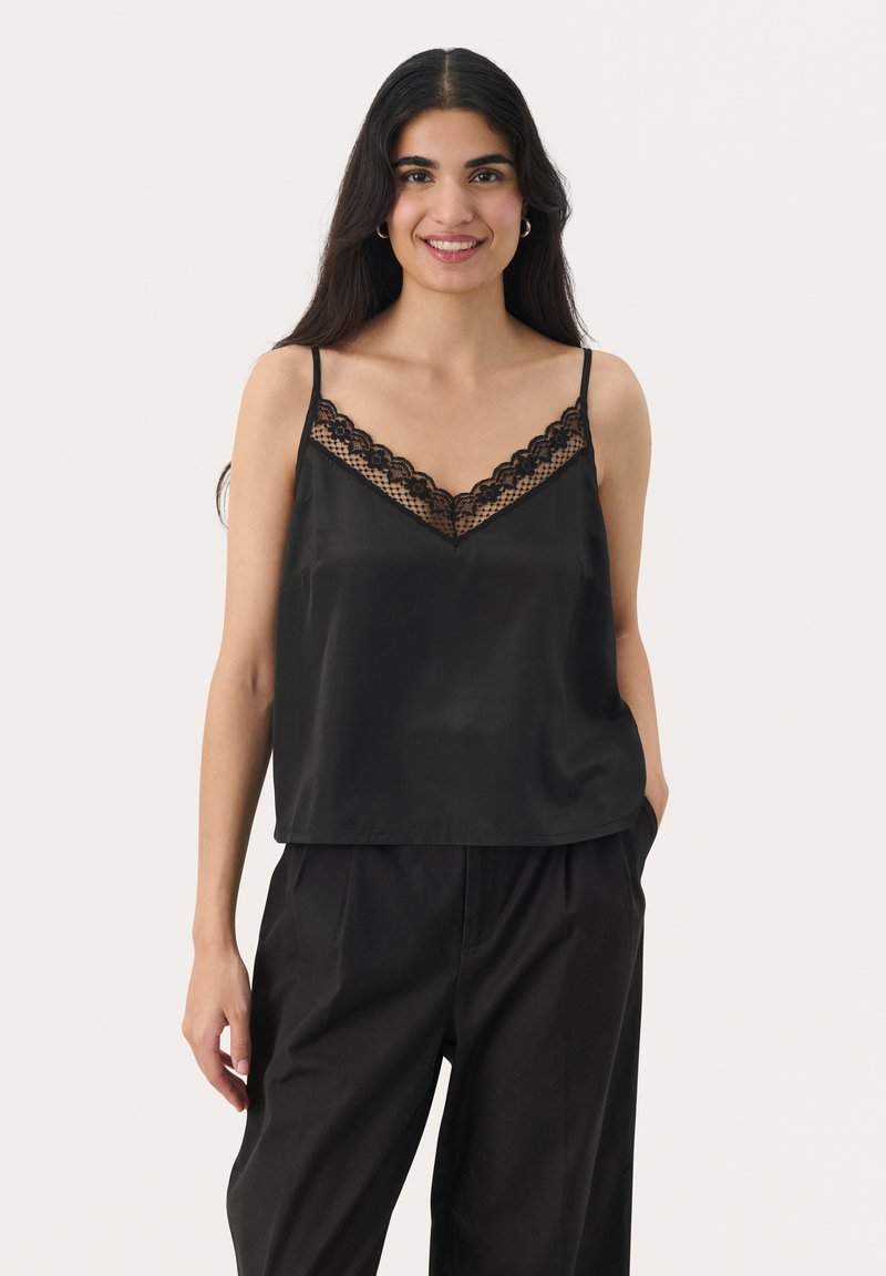 Top in satin nero con pizzo lungo il collo a V. Spalline regolabili, vestibilità comoda, texture liscia, orlo che cade appena sopra la vita.