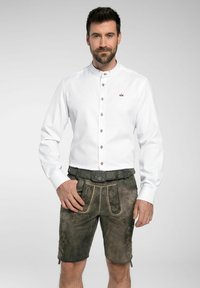 Witte button-up shirt met een bandkraag, gecombineerd met bruine leren shorts met borduursel en een decoratieve riemgesp.