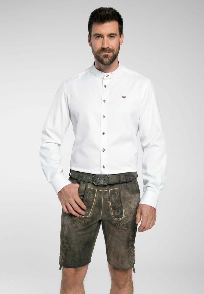 Witte button-up shirt met een bandkraag, gecombineerd met bruine leren shorts met borduursel en een decoratieve riemgesp.