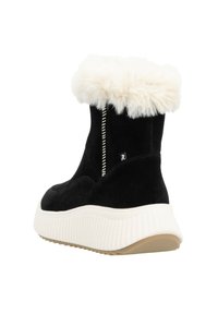 Bottine noire en daim avec une bordure en fourrure blanche, une semelle en caoutchouc blanche épaisse et des détails texturés sur le côté.
