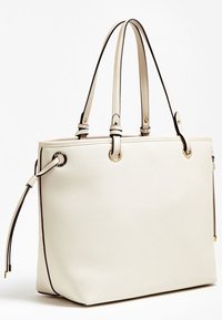 Grote crèmekleurige tote bag met een gestructureerd oppervlak, dubbele schouderbanden en accentstiksels langs de randen. Details van gouden hardware.