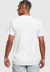 Merchcode PARK FIELDS - CROSSBILLS - T-shirts med print - white