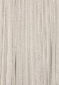 Tejido plisado en un color beige claro con un sutil brillo. Textura suave, plisados uniformes y un acabado liso crean una apariencia fluida.
