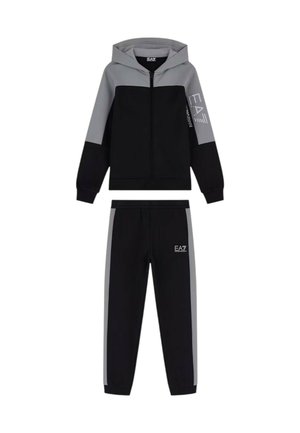 Chaqueta con capucha negra y gris con cremallera y pantalones a juego con logotipos EA7 Emporio Armani en la manga y la pierna del pantalón.