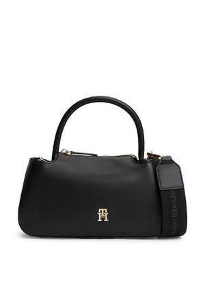 Schwarze Lederhandtasche mit abgerundetem Griff, goldfarbenem Logo in der Mitte und abnehmbarem, markentypischem Stoff-Schulterriemen vor weißem Hintergrund.