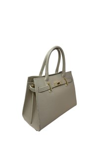 Beżowa torebka skórzana o teksturowanej powierzchni z podwójnymi uchwytami i ozdobnym złotym zapięciem z przodu, o prostokątnym kształcie, widok pod kątem.