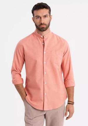 Camicia a maniche lunghe di un leggero corallo, con colletto rialzato, caratterizzata da una tasca sul petto e bottoni bianchi, realizzata in un tessuto liscio.