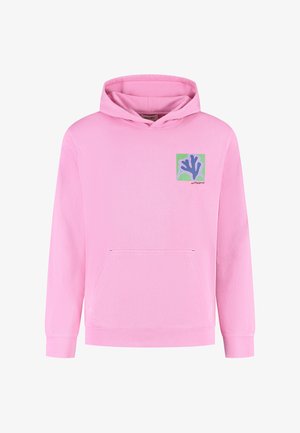 Roza kapuca s sprednjo žepno, ki ima cvetlični motiv v vijolični in zeleni barvi na levi strani. Narejena iz mehkega, teksturiranega blaga.