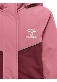 Różowa i bordowa kurtka o gładkiej fakturze, z kapturem, srebrnymi wstawkami oraz haftowanym logo Hummel na piersi.