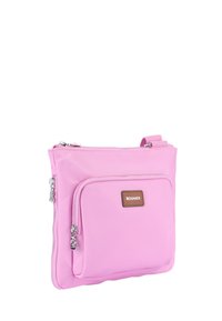 Rosa crossbody-väska gjord av slät tyg med en framficka med dragkedja, silverdetaljer och en brun läderlogotyp. Enkel rektangulär form.