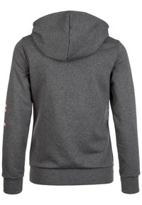 Sweat à capuche gris en tissu doux, présentant une coupe décontractée, des poignets côtelés et un accent rose sur le bras gauche.