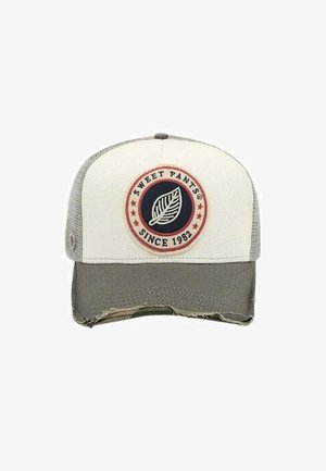 Casquette avec un devant structuré blanc, des côtés en mesh gris et une visière courbée. Présente un logo circulaire avec "Sweet Pants" et un design de feuille.
