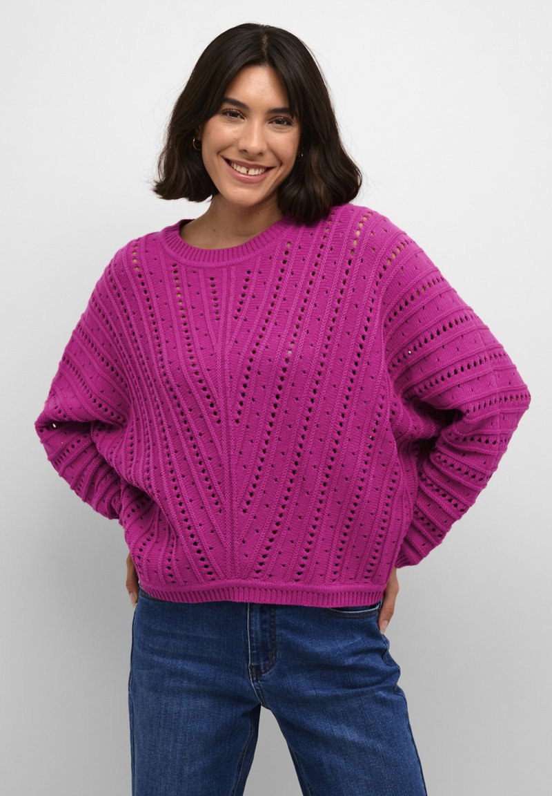 Maglione lavorato a maglia fucsia con una vestibilità ampia, caratterizzato da un motivo testurizzato e dettagli a traforo. Collo a girocollo e polsini a costine.