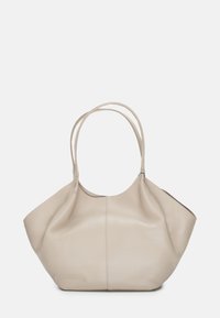 Borsa a spalla in pelle beige con finitura morbida e testurizzata, caratterizzata da due manici allungati e una forma arrotondata e minimalista.