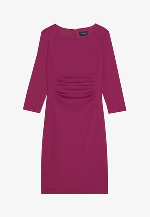 Vestido fúcsia com decote redondo, mangas três quartos e detalhe franzido lateral, feito de um tecido liso e elástico. Fecho de zip na parte de trás.