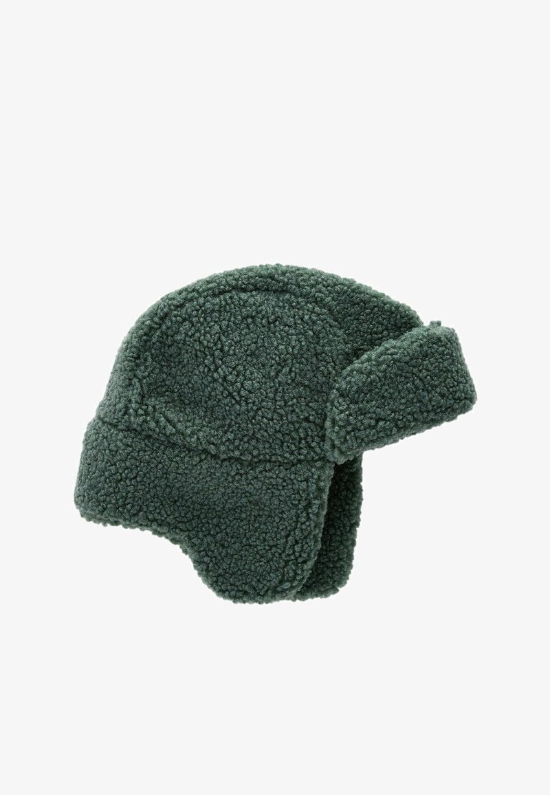 Grøn, fluffy hat lavet af blødt materiale, med øreflapper og et rundt topdesign. Den teksturerede finish tilføjer varme og komfort.
