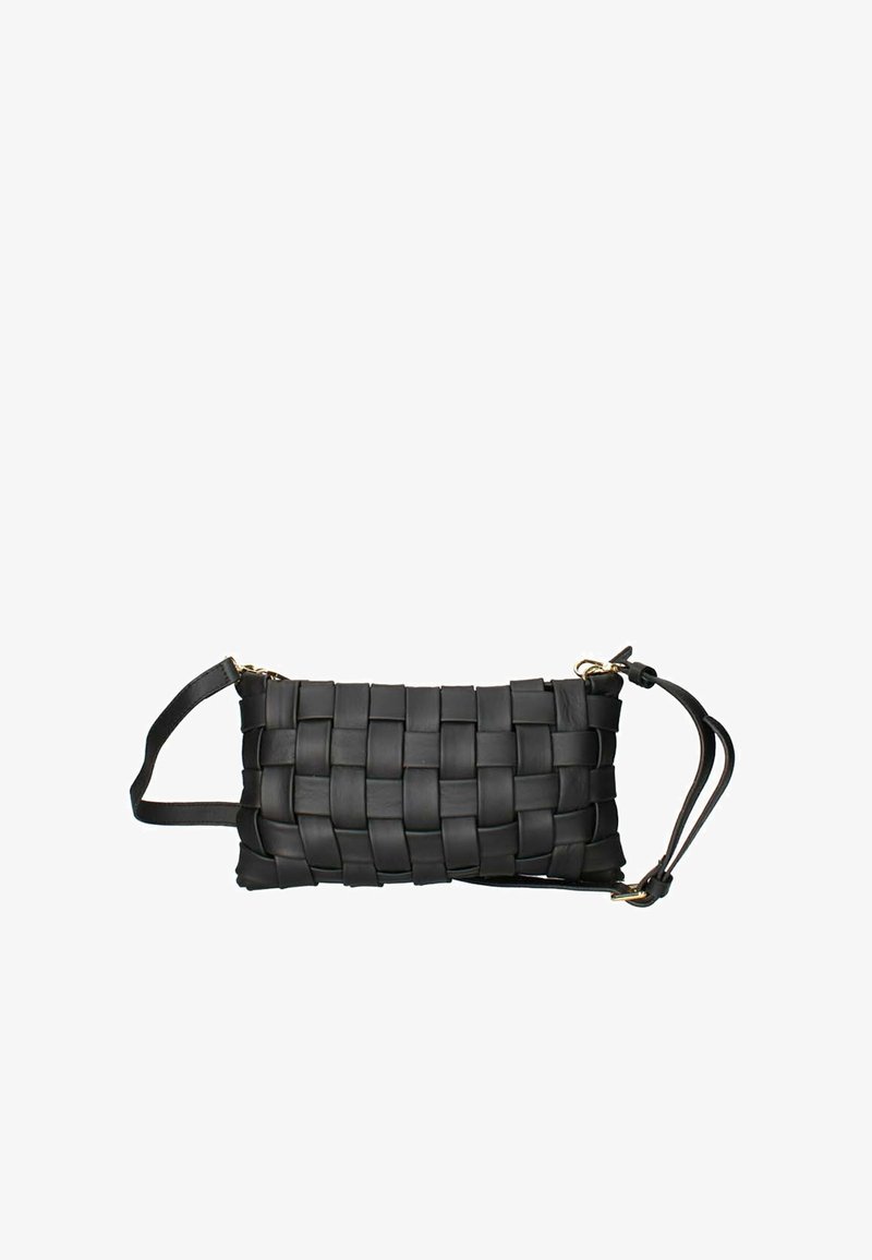 Borsa in pelle intrecciata nera con forma rettangolare, dotata di una tracolla removibile e hardware in tono oro per la chiusura e gli accenti.