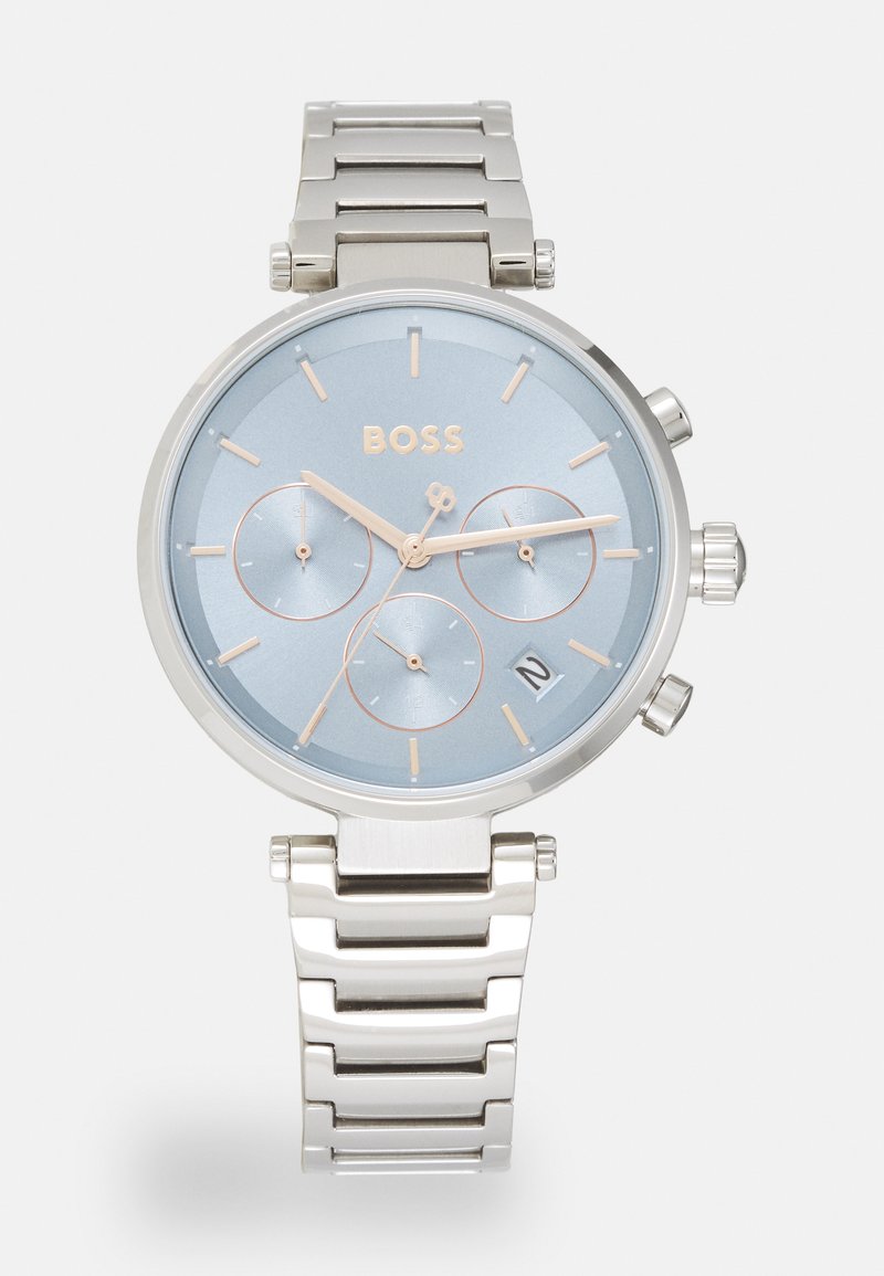 Sølvfarget metallarmbåndsur med lys blå urskive, tre sub-dialer og datovindu. Har gullfargede visere og "BOSS"-logotyper.
