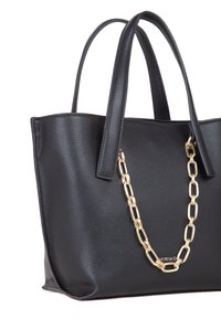 Sort faux læder håndtaske med to robuste håndtag, prydet med en guldkædeaccent og præget logo-detalje. Glat tekstur, rektangulær form.