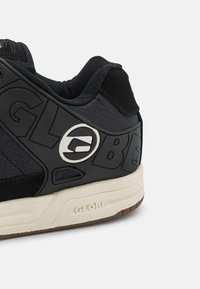 Globe TILT - Sapatilhas de skate - black