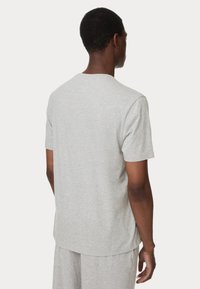 Grå kortärmad t-shirt i bomullsblandning, med rund halsringning, avslappnad passform och sidofickor för komfort.