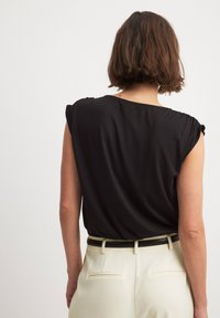 NA-KD DRAPED - Potiskana majica - black