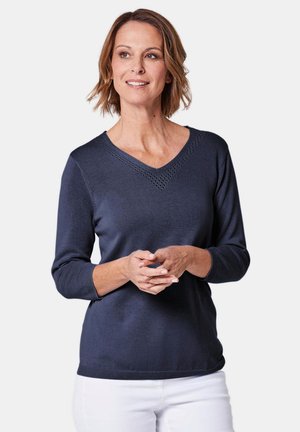 Navyblauer Strickpullover mit V-Ausschnitt und dekorativer Naht entlang des Ausschnitts. Mit Dreiviertelärmeln und geripptem Saum.