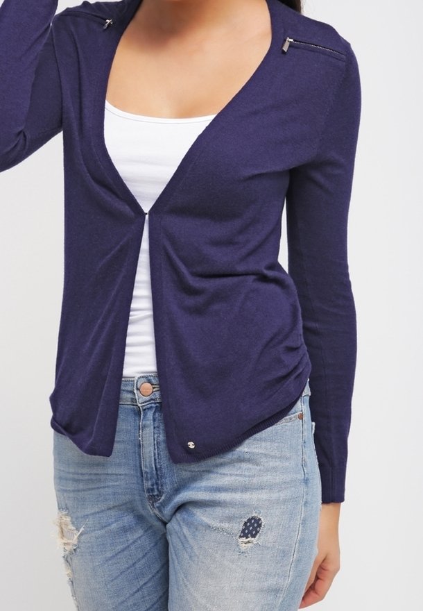 Cardigan de color azul marino con escote en V, mangas largas y pequeños bolsillos con cremallera. Tejido suave con un frente drapeado y ligero fruncido.