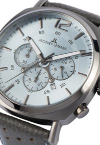 Orologio in acciaio inox argentato con quadrante blu chiaro, tre sottoquadranti, cinturino in pelle grigia texturizzata e marcatori delle ore prominenti.