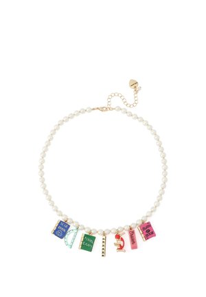 Collar con cuentas blancas y siete colgantes coloridos con temática escolar que incluyen anuario, transportador, examen final, regla, microscopio, goma de borrar y libro de cotilleos.