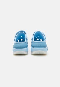 Blå formede tresko med et perforert design, en bakre stropp og en hvit såle. Har "crocs"-logoen på siden. Glatt tekstur, lett materiale.