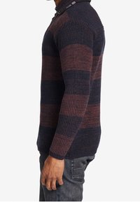 Maglione a girocollo lavorato a maglia con strisce orizzontali blu scuro e bordeaux. Presenta un tessuto testurizzato e polsini a coste, con una vestibilità casual.