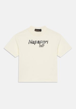 Kratkoročna majica v off-white barvi z okroglim izrezom in sivo napisanimi "Napapijri 1987" na prsih.